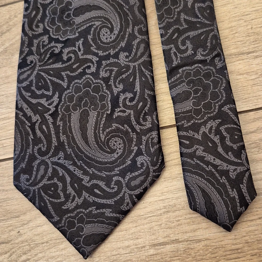 DONALD TRUMP Signature Collection Metallic Black Silver‎ Paisley Mens Silk Tie